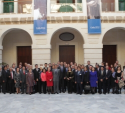 Fotografía de grupo de Don Felipe junto a los parlamentarios de EuroLat en la Casa de Iberoamerica